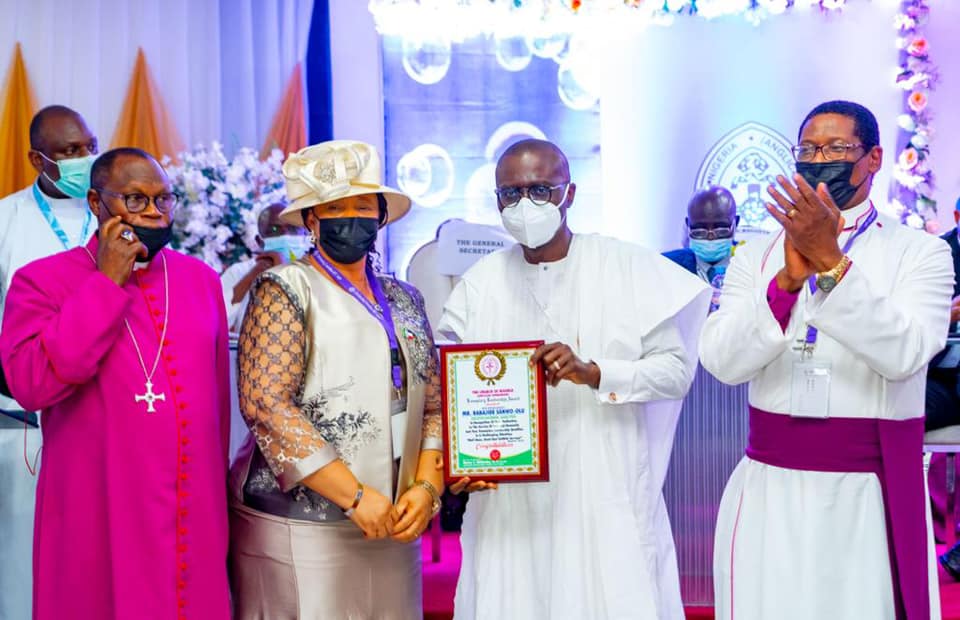 Governor Sanwo Olu receives award for Exemplary and Courageous Leadership in a Challenging Situation