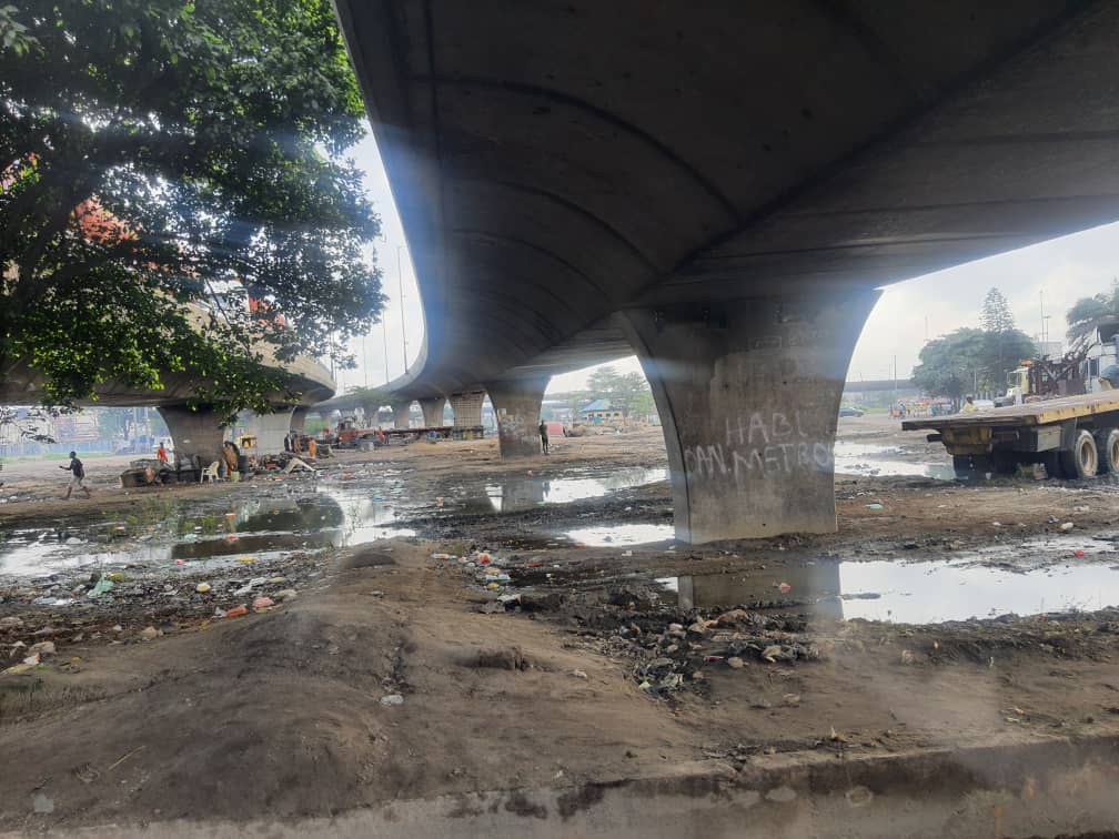 LASG  Impounds 40 Trailers Under Flyover Bridges At Costain To Iganmu In Lagos.