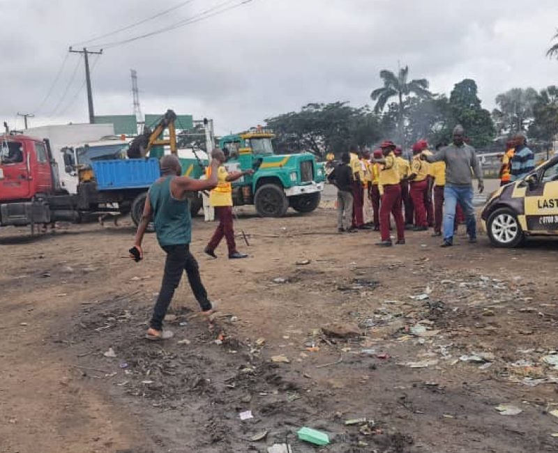 LASG Impounds 40 Trailers Under Flyover Bridges At Costain To Iganmu In Lagos.